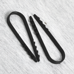 Дюбель хомут круглый черный